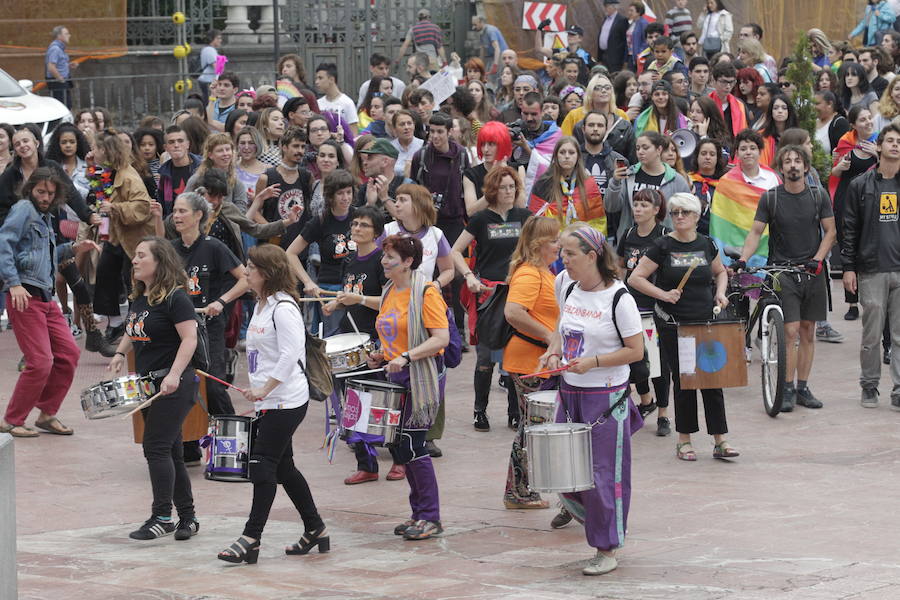 La manifestación con el lema 'Sal del armario y toma la calle', y ha sido organizada por la plataforma Transmaricabollo de Asturias