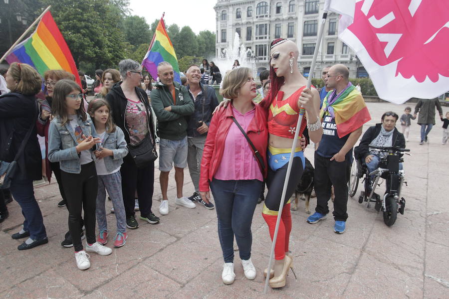 La manifestación con el lema 'Sal del armario y toma la calle', y ha sido organizada por la plataforma Transmaricabollo de Asturias