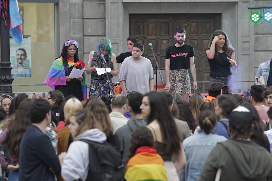 La manifestación con el lema 'Sal del armario y toma la calle', y ha sido organizada por la plataforma Transmaricabollo de Asturias