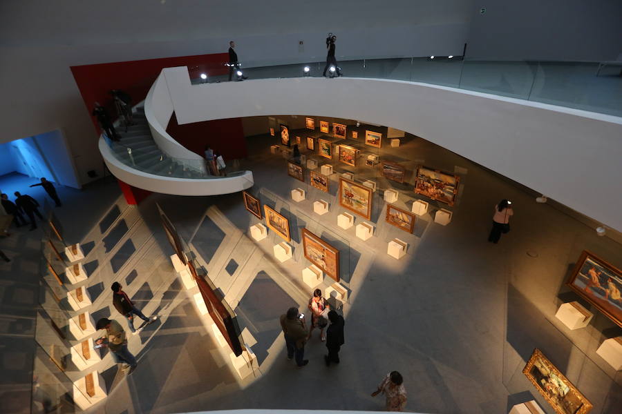 58 cuadros del artista valenciano reunidos en colección por Pedro Masaveu se exponen en Avilés con una puesta en escena que busca darle todo el protagonismo a la obra del artista