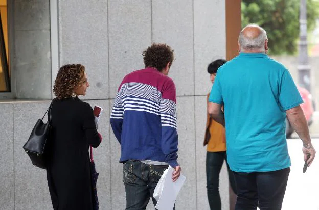 El condenado por exhibicionismo, ayer, con su abogada.
