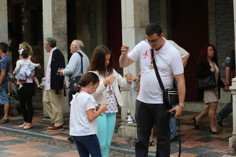 La imagen de San Pedro volvió a salir, como ya estradición, en procesión desde la capilla, seguida por numerosos fieles.