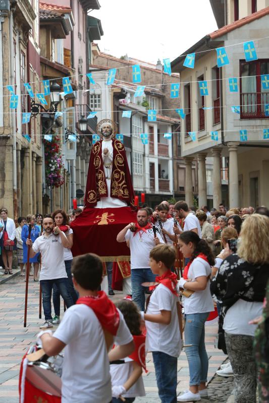 La imagen de San Pedro volvió a salir, como ya estradición, en procesión desde la capilla, seguida por numerosos fieles.