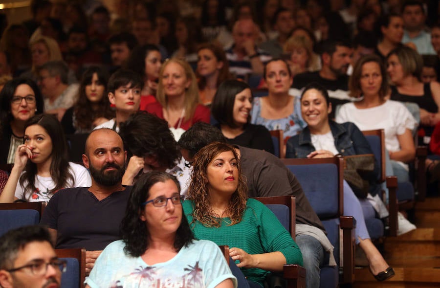 El cantante malagueño ofreció un emocionante concierto en la capital asturiana, siempre acompañado de su inseparable piano.