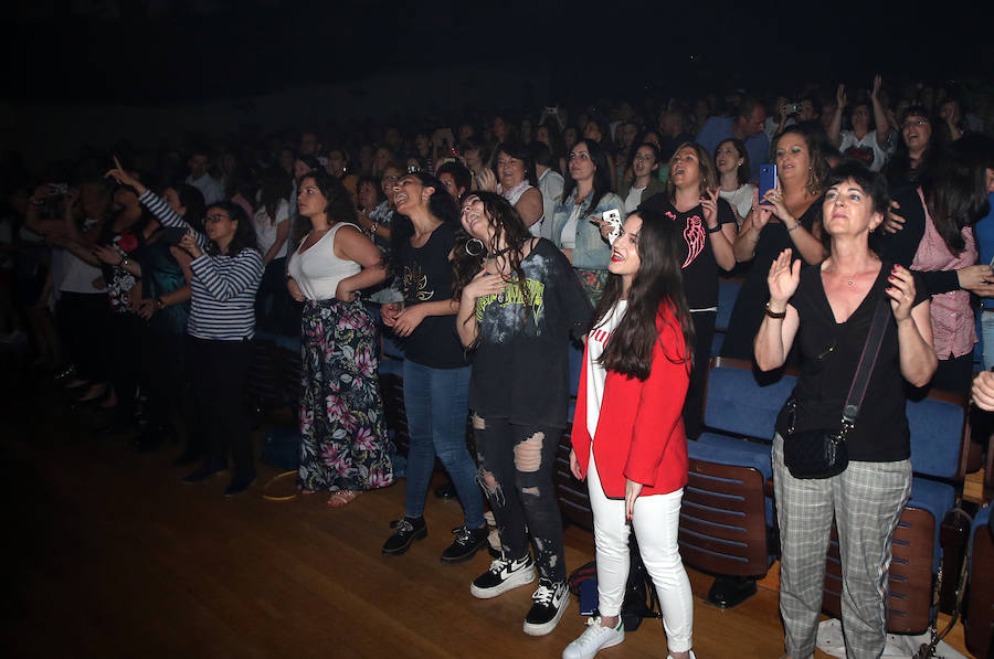 El cantante malagueño ofreció un emocionante concierto en la capital asturiana, siempre acompañado de su inseparable piano.