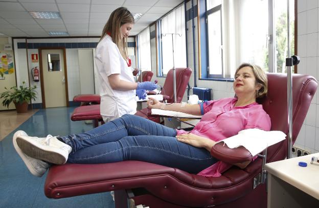 Ana Taboada dona sangre en el Centro Comunitario mientras charla con EL COMERCIO. 