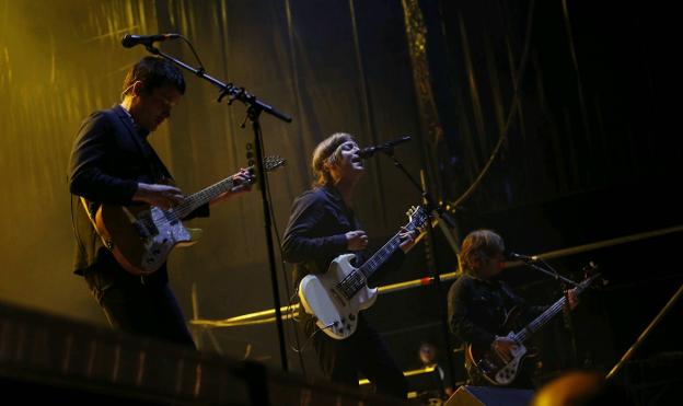 Música. Los chicos de Mando Diao actuaron en el escenario principal en la primera noche musical. 