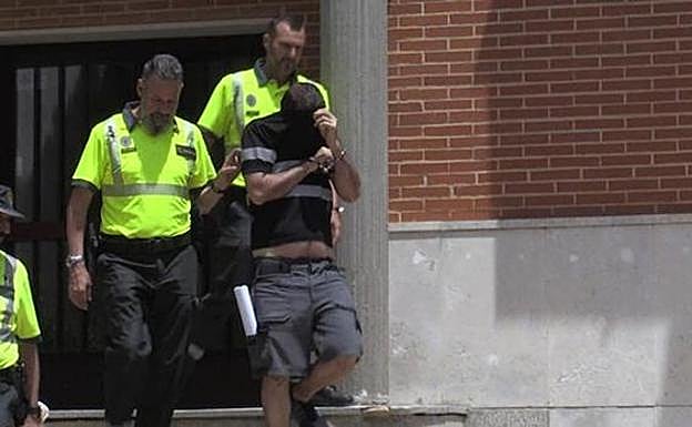 El detenido, en el Juzgado de Sahagún