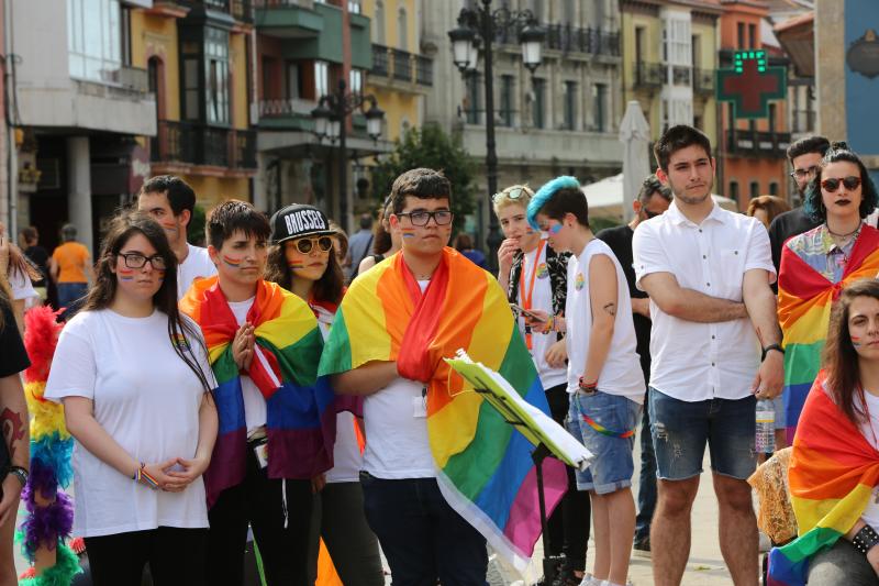 Algo más de un centenar de personas festejan en la calle el primer día local del Orgullo de la Diversidad con un manifiesto, besos en la plaza de España y un desfile por el centro de la ciudad.