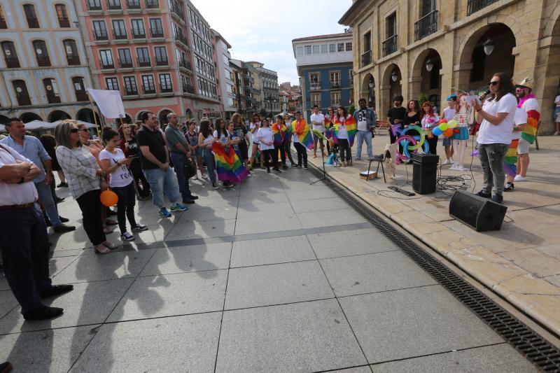 Algo más de un centenar de personas festejan en la calle el primer día local del Orgullo de la Diversidad con un manifiesto, besos en la plaza de España y un desfile por el centro de la ciudad.