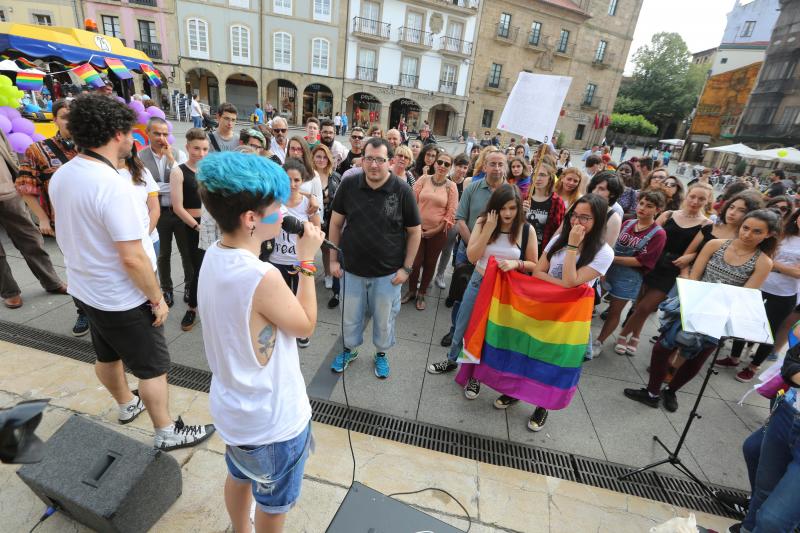 Algo más de un centenar de personas festejan en la calle el primer día local del Orgullo de la Diversidad con un manifiesto, besos en la plaza de España y un desfile por el centro de la ciudad.