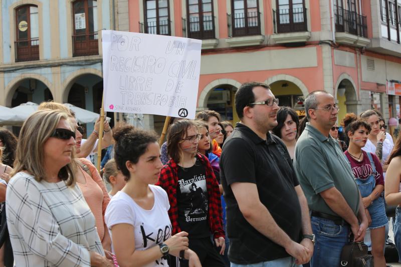 Algo más de un centenar de personas festejan en la calle el primer día local del Orgullo de la Diversidad con un manifiesto, besos en la plaza de España y un desfile por el centro de la ciudad.