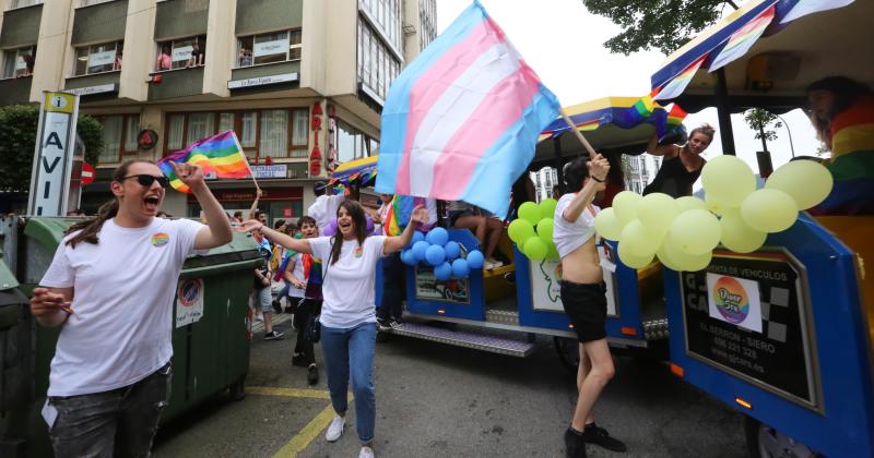 Algo más de un centenar de personas festejan en la calle el primer día local del Orgullo de la Diversidad con un manifiesto, besos en la plaza de España y un desfile por el centro de la ciudad.