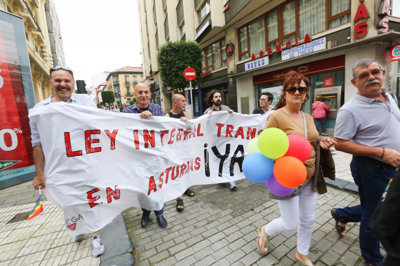 Algo más de un centenar de personas festejan en la calle el primer día local del Orgullo de la Diversidad con un manifiesto, besos en la plaza de España y un desfile por el centro de la ciudad.