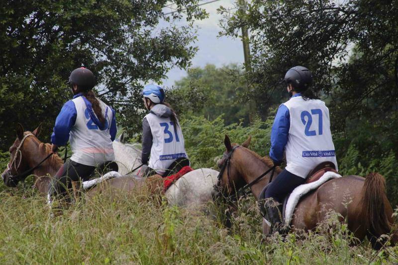 Medio centenar de binomios participaron en esta cita de la localidad ribadedense.