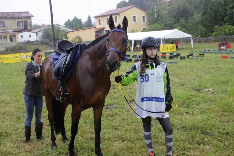 Medio centenar de binomios participaron en esta cita de la localidad ribadedense.