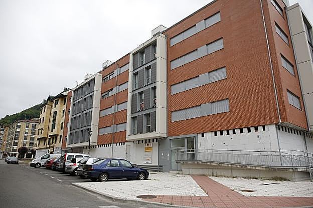 El bloque de viviendas, propiedad de Vipasa, situado en la calle Bimenes de Blimea. 