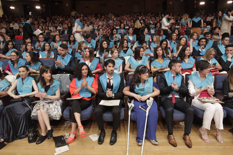 213 jóvenes se graduaron en el Auditorio Príncipe Felipe de Oviedo.