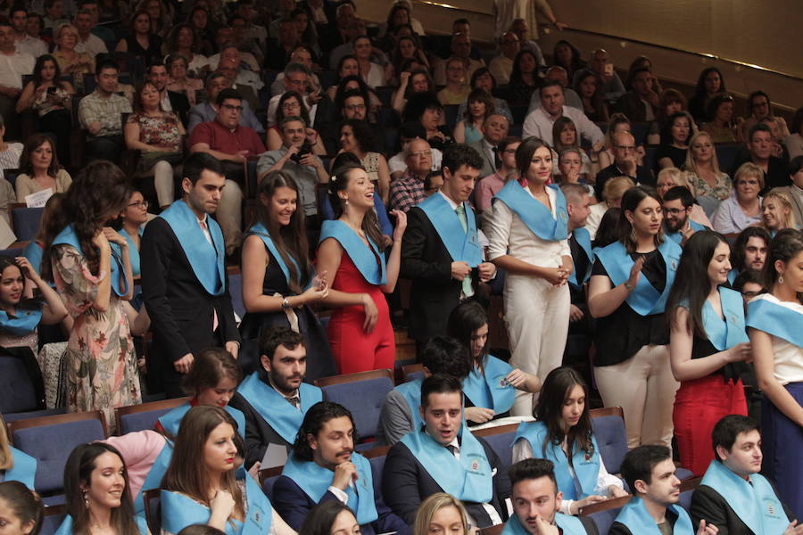 213 jóvenes se graduaron en el Auditorio Príncipe Felipe de Oviedo.