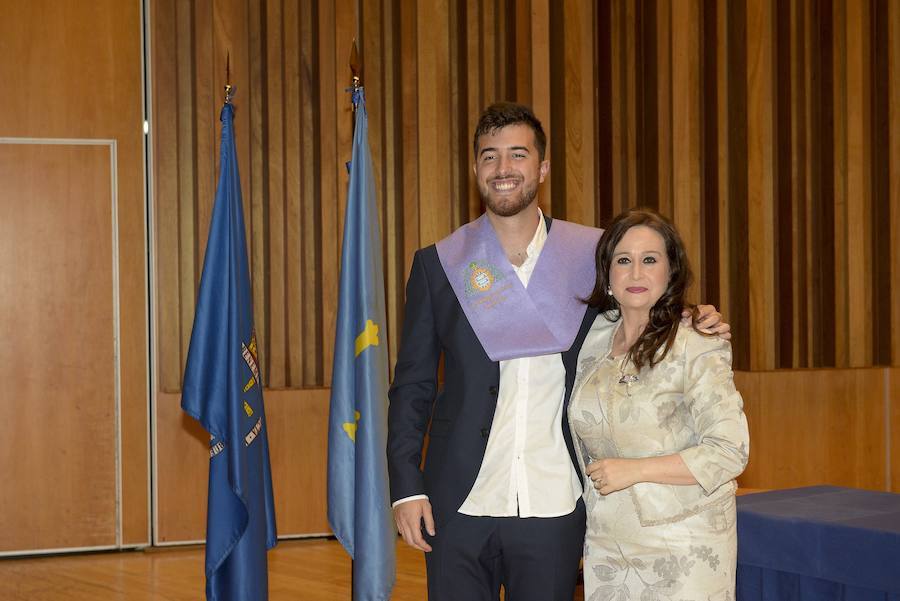 115 jóvenes se graduaron en el Auditorio Príncipe Felipe de Oviedo.