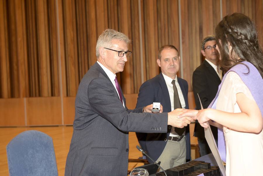 115 jóvenes se graduaron en el Auditorio Príncipe Felipe de Oviedo.