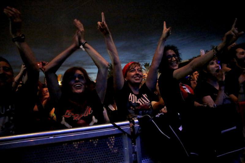 El recinto Luis Adaro coreó los temas del cantante de rock, que acudió al directo de un negro impoluto con su gira 'Rock and Roll Actitud'.