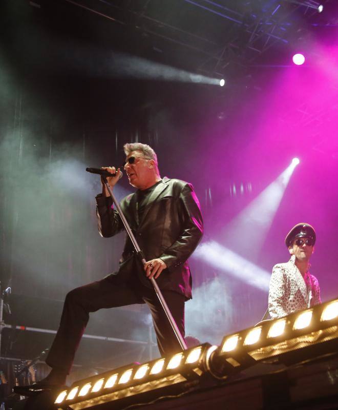 El recinto Luis Adaro coreó los temas del cantante de rock, que acudió al directo de un negro impoluto con su gira 'Rock and Roll Actitud'.