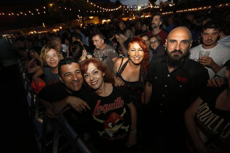 El recinto Luis Adaro coreó los temas del cantante de rock, que acudió al directo de un negro impoluto con su gira 'Rock and Roll Actitud'.