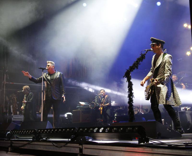 El recinto Luis Adaro coreó los temas del cantante de rock, que acudió al directo de un negro impoluto con su gira 'Rock and Roll Actitud'.