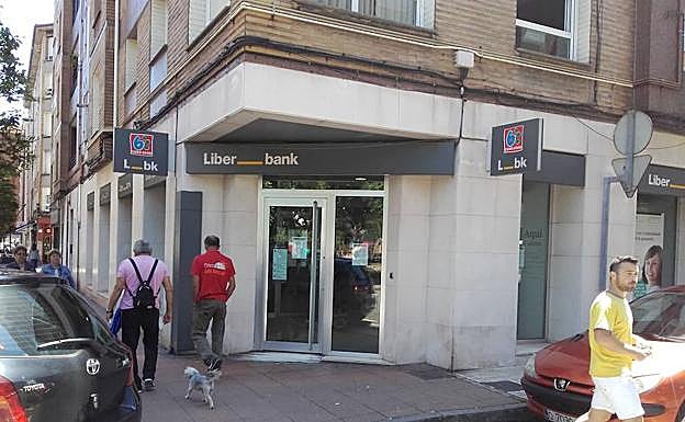 Un hombre armado con dos cuchillos irrumpe en una sucursal de Gijón