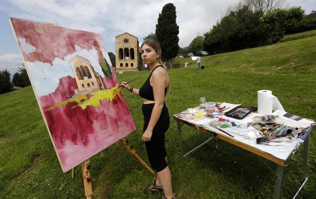 Carla López, inspirada por Santa María del Naranco, participó en el concurso de pintura rápida. 