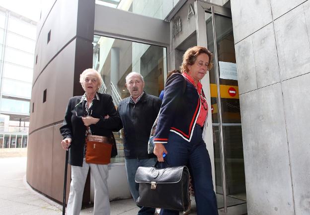 José Ángel Fernández Villa, junto a su mujer y su abogada, saliendo de la Audiencia Provincial. 