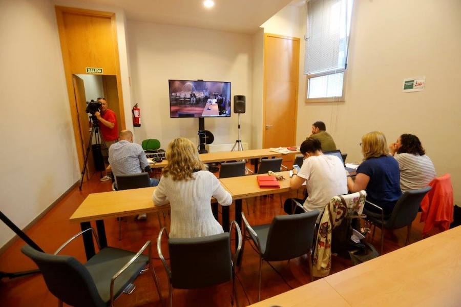 La sala confirmó esta mañana que el exlíder sindical continúa ingresado en el Hospital Universitario Central de Asturias (HUCA) por lo que aceptó la petición de su defensa de suspender el juicio, si bien informó de que solicitará al servicio de Cardiología del citado equipamiento hospitalario un informe completo de su estado de salud.