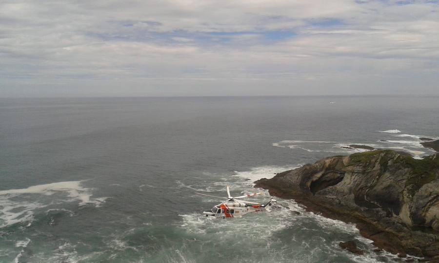 Los tripulantes, biólogos del Principado y pescadores que estudiaban el estado del percebe en la zona