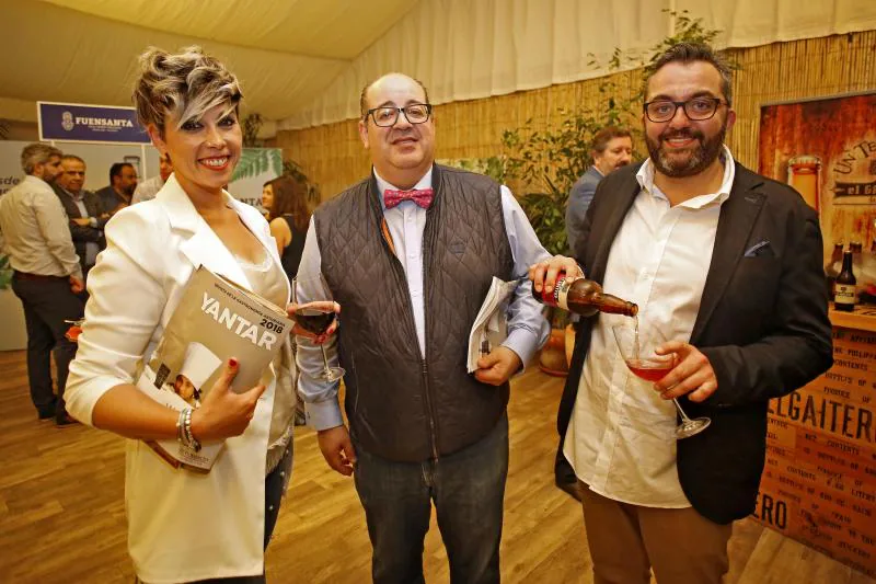 El suplemento gastronómico de EL COMERCIO, 'Yantar', ha entregado sus Calderetas de Don Calixto 2018, galardones con los que este año se reconoce la trayectoria de Eneko Atxa, Félix Martínez y el restaurante valdesano Casa Consuelo.