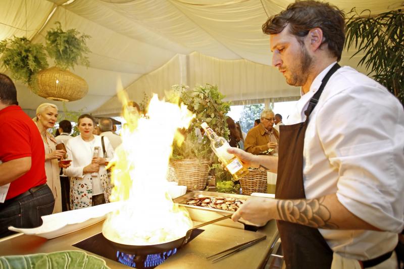 El suplemento gastronómico de EL COMERCIO, 'Yantar', ha entregado sus Calderetas de Don Calixto 2018, galardones con los que este año se reconoce la trayectoria de Eneko Atxa, Félix Martínez y el restaurante valdesano Casa Consuelo.