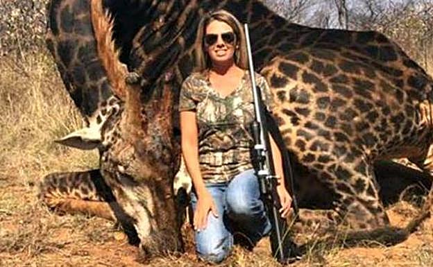 Una cazadora estadounidense mata a una rara jirafa y la exhibe como un trofeo
