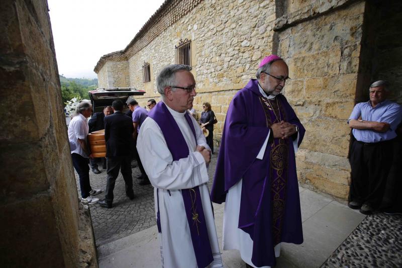 El arzobispo de Ovieso, Jesús Sanz Montes, ha oficiado el funeral por el riosellano José Manuel Castaño, antiguo párroco de Villanueva, en Cangas de Onís. Decenas de personas le han dado su último adiós en el monasterio cangués de San Pedro de Villanueva.