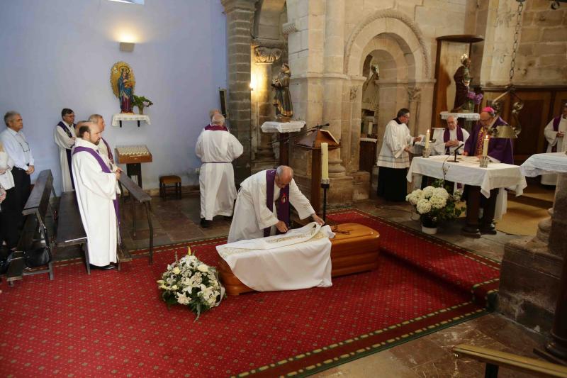 El arzobispo de Ovieso, Jesús Sanz Montes, ha oficiado el funeral por el riosellano José Manuel Castaño, antiguo párroco de Villanueva, en Cangas de Onís. Decenas de personas le han dado su último adiós en el monasterio cangués de San Pedro de Villanueva.