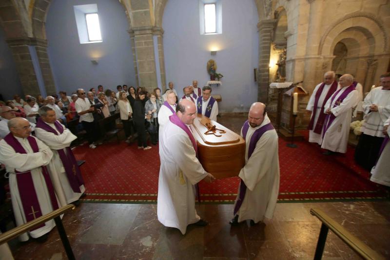 El arzobispo de Ovieso, Jesús Sanz Montes, ha oficiado el funeral por el riosellano José Manuel Castaño, antiguo párroco de Villanueva, en Cangas de Onís. Decenas de personas le han dado su último adiós en el monasterio cangués de San Pedro de Villanueva.