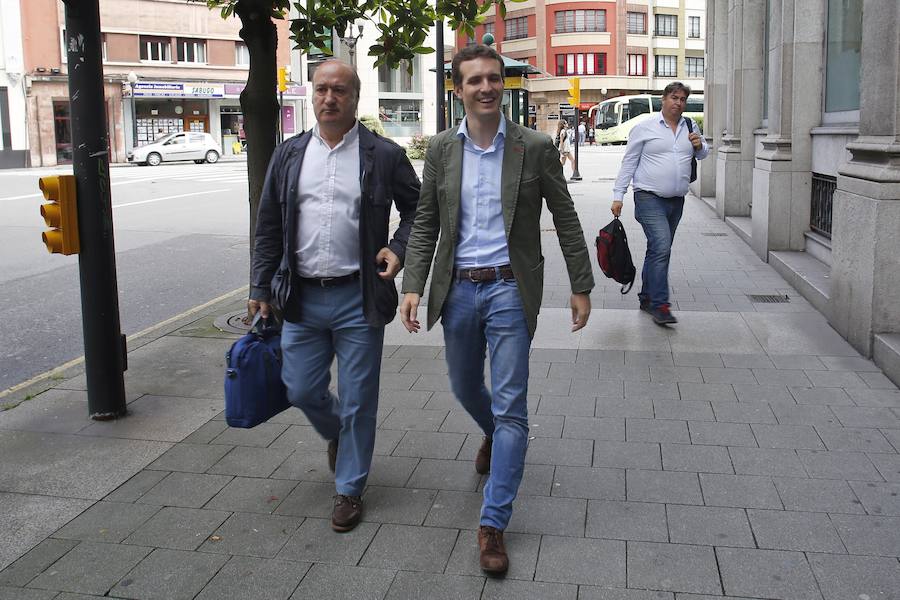 El candidato a la Presidencia del PP Pablo Casado atiende a los medios tras mantener un encuentro con afiliados en Gijón.