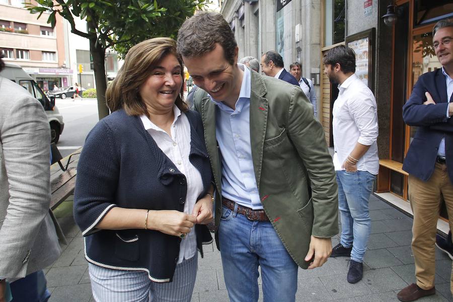 El candidato a la Presidencia del PP Pablo Casado atiende a los medios tras mantener un encuentro con afiliados en Gijón.