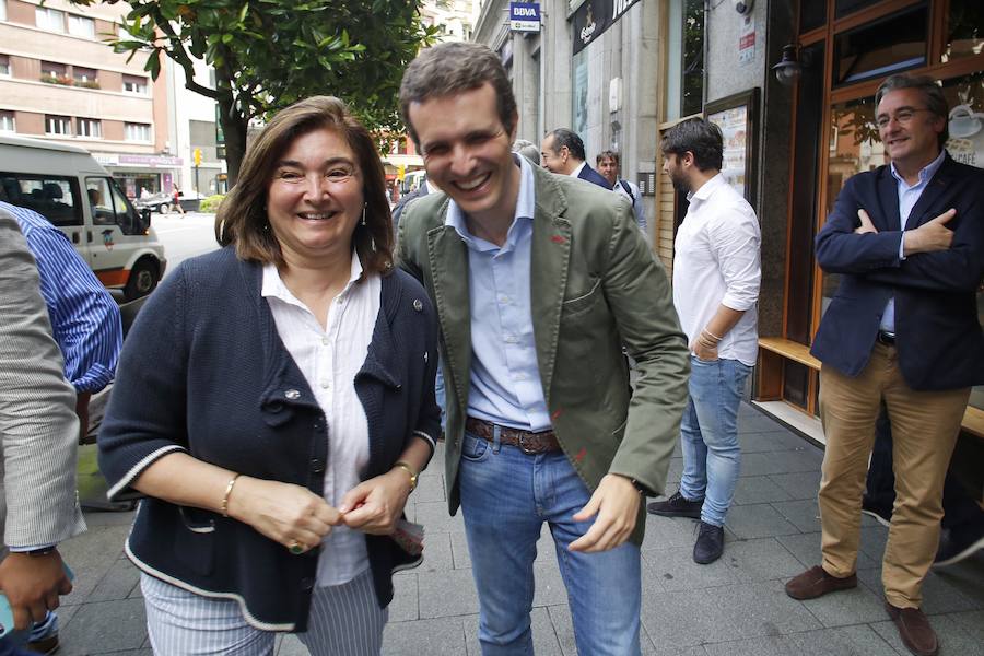 El candidato a la Presidencia del PP Pablo Casado atiende a los medios tras mantener un encuentro con afiliados en Gijón.