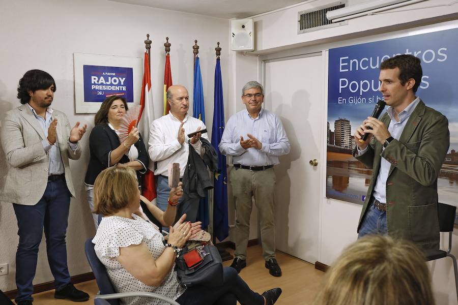 El candidato a la Presidencia del PP Pablo Casado atiende a los medios tras mantener un encuentro con afiliados en Gijón.