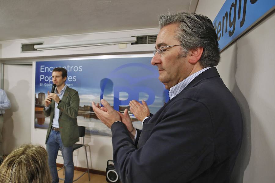 El candidato a la Presidencia del PP Pablo Casado atiende a los medios tras mantener un encuentro con afiliados en Gijón.