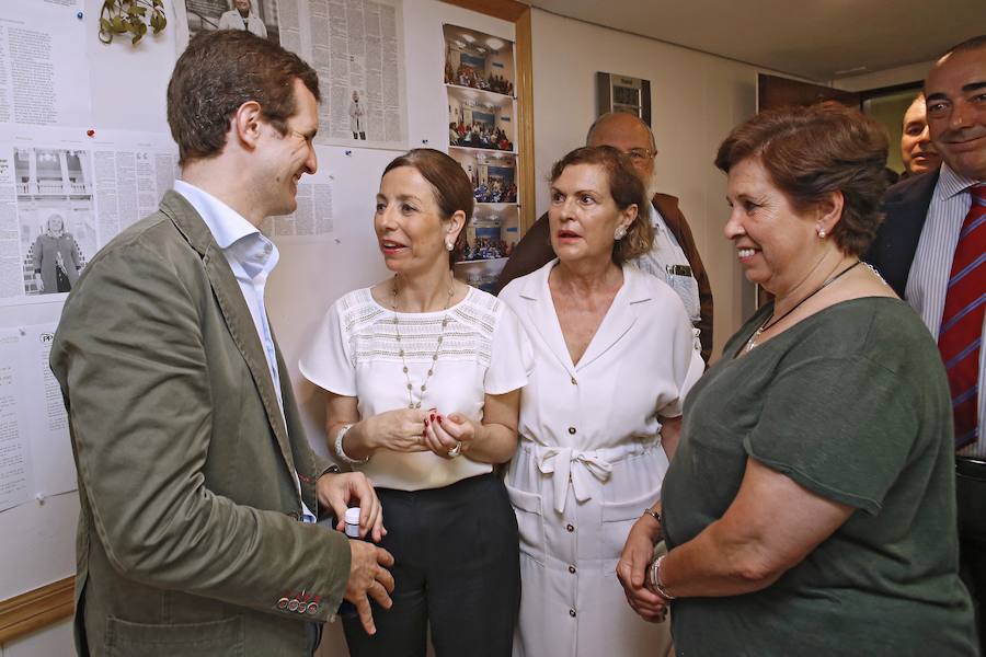 El candidato a la Presidencia del PP Pablo Casado atiende a los medios tras mantener un encuentro con afiliados en Gijón.