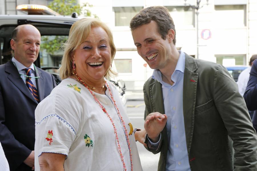 El candidato a la Presidencia del PP Pablo Casado atiende a los medios tras mantener un encuentro con afiliados en Gijón.