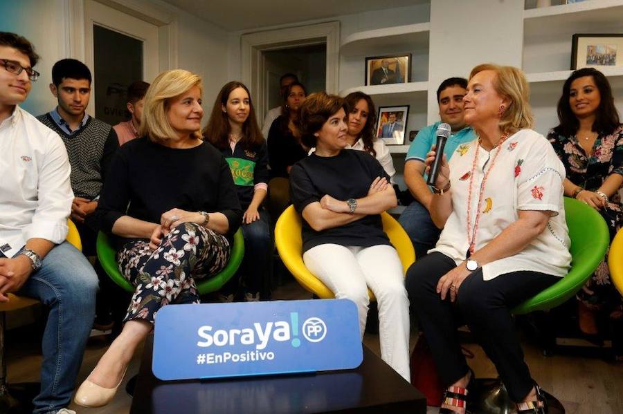 La candidata a la Presidencia del PP Soraya Sáenz de Santamaría atiende a los medios tras mantener un encuentro con afiliados en Oviedo.