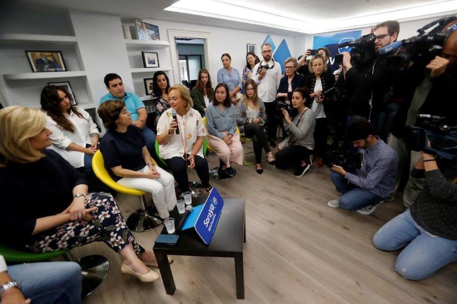 La candidata a la Presidencia del PP Soraya Sáenz de Santamaría atiende a los medios tras mantener un encuentro con afiliados en Oviedo.