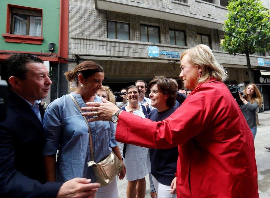 La candidata a la Presidencia del PP Soraya Sáenz de Santamaría atiende a los medios tras mantener un encuentro con afiliados en Oviedo.